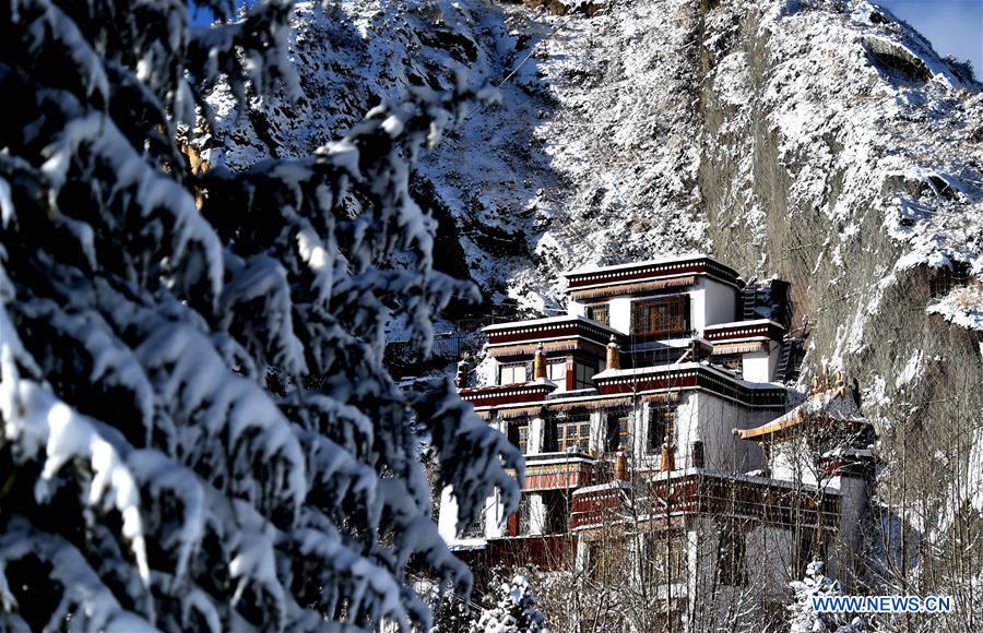 Photo shows a snow-covered building on a mountain in Lhasa, capital of southwest China\'s Tibet Autonomous Region, Dec. 19, 2018. Lhasa witnessed the first snow this winter on Tuesday. (Xinhua/Chogo)