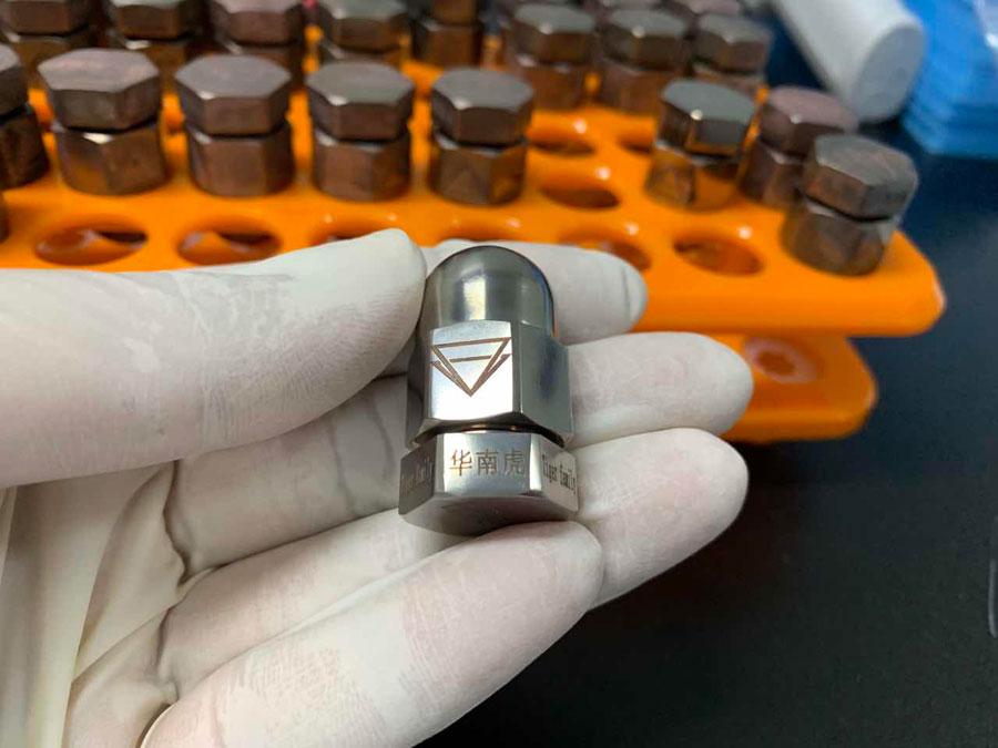 The container for holding the dry powder of DNA of a South China tiger and the powder itself. (Photo provided to chinadaily.com.cn)