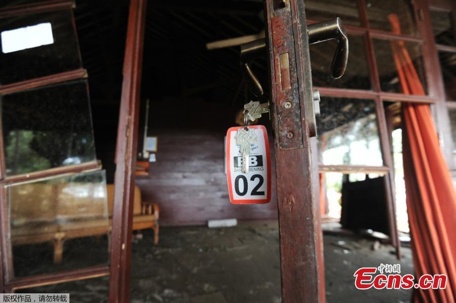 A key still sits inside the lock of a door in a damaged building at the Mutiara Carita Cottages in Carita in Banten province, Dec. 24, 2018, two days after a tsunami - caused by activity at a volcano known as the \'child\' of Krakatoa - hit the west coast of Indonesia\'s Java island. Indonesian military and rescue teams fanned out across a stretch of coastline on Monday, hoping to find survivors of a tsunami triggered by a landslide from a volcano that killed at least 373 people. (Photo/Agencies)