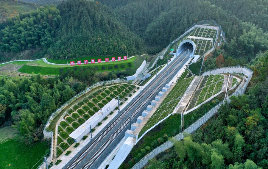 Hangzhou-Huangshan line opens on Dec. 25, 2018. (Photo/chinadaily.com.cn)
The new rail line will serve as a key route for tourists, and boost visitor numbers as there are seven 5A-level scenic spots including Huangshan Mountain, West Lake and Qiandao Lake, and over 50 4A-level tourist attractions along the route. China\'s tourist attractions are graded based on a rating scale by the Ministry of Culture and Tourism, with 5A being the highest rating. This development will bring further travel convenience for the country\'s tourists, the company said.
The route features nine stations, and trains will travel at a designated speed of 250 kilometers per hour. Construction began in September 2014, and the project was difficult due to the complex terrain along the route with numerous bridges and tunnels built.