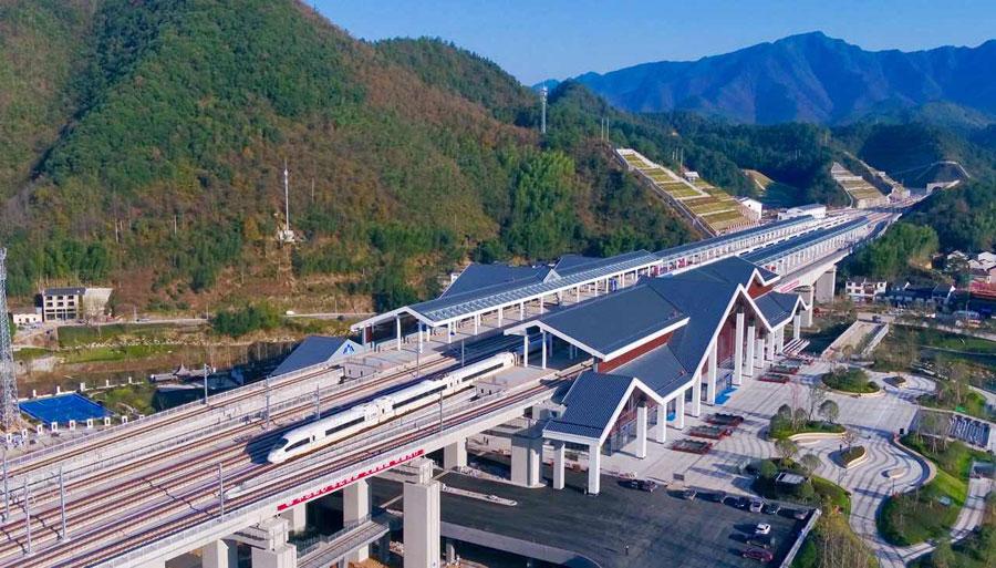 Hangzhou-Huangshan line opens on Dec. 25, 2018. (Photo/chinadaily.com.cn)
A rail route linking the Zhejiang capital of Hangzhou and Huangshan city in Anhui Province opened on Tuesday, according to the China Railway Corporation.
The 265-kilometer Hangzhou-Huangshan line will reduce traveling time to just one and a half hours from over three hours before, the company said, adding that residents from Shanghai and Nanjing need to travel only two and a half hours and three and half respectively if they visit Huangshan.