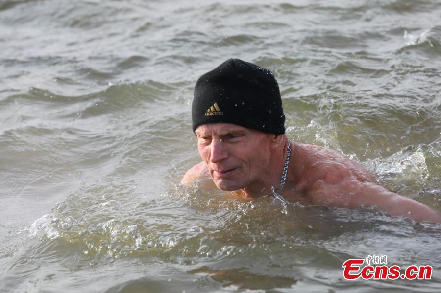 An international winter swimming invitational competition held in Hailar District, Hulunbuir City, North China’s Inner Mongolia Autonomous Region, Dec. 25, 2018. Hailar has hosted the event, China’s northernmost and lowest-temperature swimming competition, for five times, attracting over 100 participants from China and Russia this year. (Photo: China News Service/Li Rui)