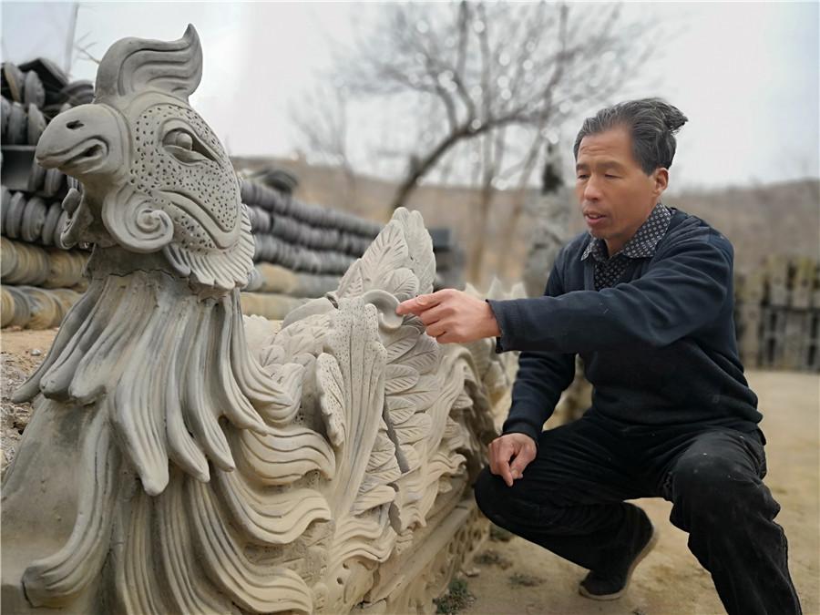 Liu Quan with one of his sculptures. He\'s a fourth-generation sculptor from the city of Pingliang in Northwest China\'s Gansu Province. (Photo by Wei Jianjun for chinadaily.com.cn)
Liu Quan, 55, is a fourth-generation sculptor from the city of Pingliang in Northwest China\'s Gansu Province.
Using mostly clay, his creations include figures, dragons, phoenixes and other imaginary beasts from traditional Chinese myths, as well as flora sculptures.
His family has been passing on the craft for over 200 years, while Liu himself has been devoted to the art since childhood, learning the techniques from previous generations.