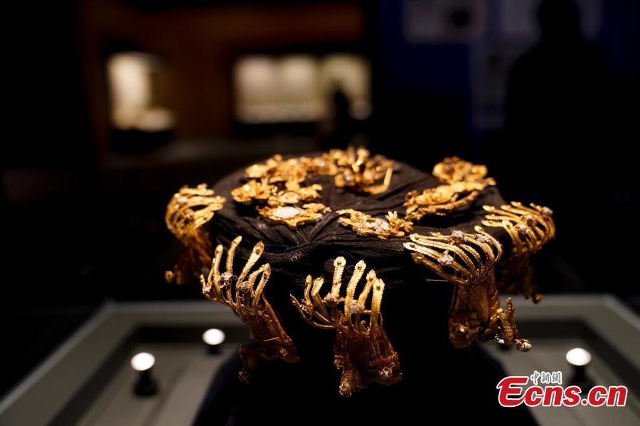 A Qing Dynasty (1644-1911) royal crown attracts attention at an exhibition showcasing relics once stolen but now recovered at the National Museum of China in Beijing, Dec. 26, 2018. The exhibition displays 750 precious artifacts retrieved during police efforts in recent years fighting crime involving stolen cultural treasures, which hail from Neolithic times through to the Qing Dynasty. (Photo: China News Service/Du Yang)
