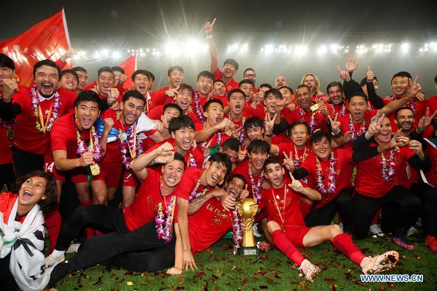 File photo taken on Nov. 7, 2018 shows members of Shanghai SIPG team pose for pictures during the awarding ceremony for 2018 Chinese Super League (CSL) in Shanghai, east China. Shanghai SIPG was crowned CSL champion after a 2-1 win over Beijing Renhe. It was the club\'s maiden CSL trophy and put an end to the seven-year title dominance of Guangzhou Evergrande. (Xinhua/Ding Ting)