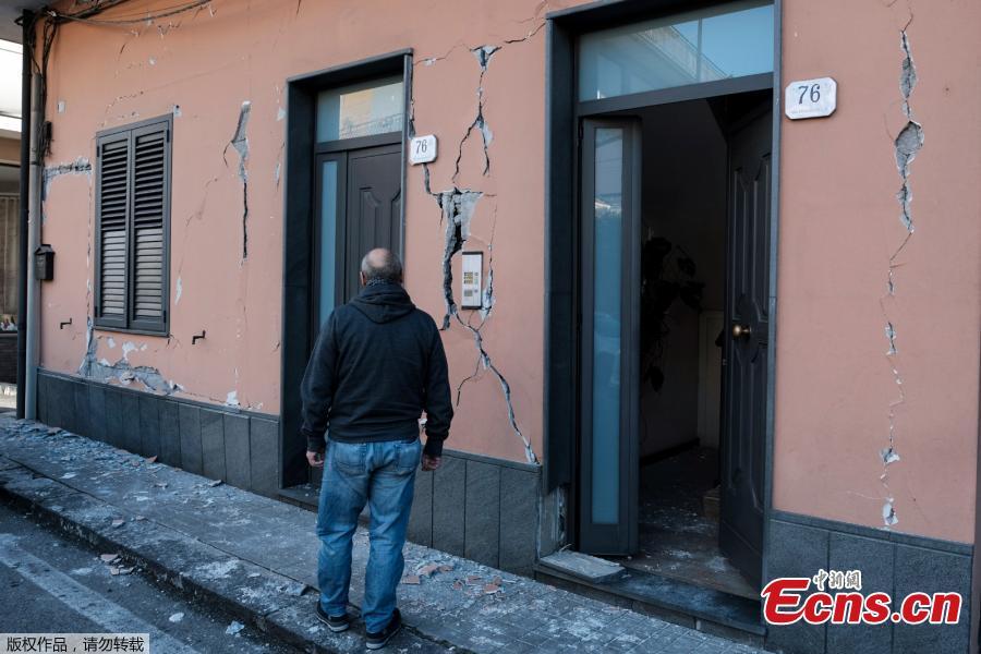 A resident stands near a cracked building in Zafferana Etnea near Catania on Dec. 26, 2018, after a 4.8-magnitude earthquake hit the area around Europe\'s most active volcano Mount Etna. The quake was the strongest in the region after Mount Etna erupted on Dec. 24. It injured four people, damaged old buildings and forced the closure of part of a highway running along the sea, Italian civil protection authorities said. (Photo/Agencies)