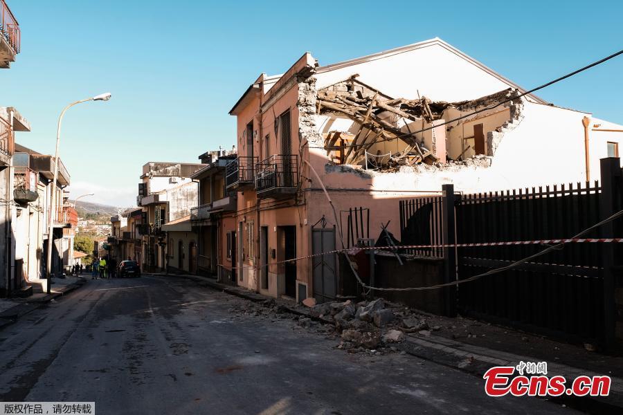 A resident assesses damages after a house\'s roof collapsed on a street in Zafferana Etnea near Catania on Dec. 26, 2018, after a 4.8-magnitude earthquake hit the area around Europe\'s most active volcano Mount Etna. The quake was the strongest in the region after Mount Etna erupted on Dec. 24. It injured four people, damaged old buildings and forced the closure of part of a highway running along the sea, Italian civil protection authorities said. (Photo/Agencies)