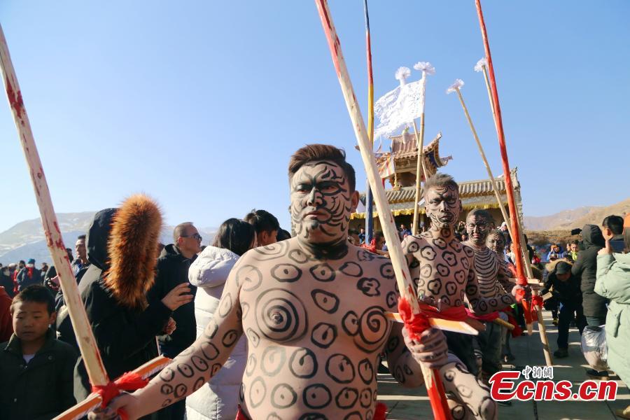 People of the Tu ethnic group perform the Wutu dance during a ceremony at Nianduhu village in Tongren County, Northwest China\'s Qinghai Province, December 26, 2018. The annual ceremony is held, between Nov. 5 to 20 in the lunar calendar, to dispel disease and exorcise evils. In ancient Chinese dialects, \
