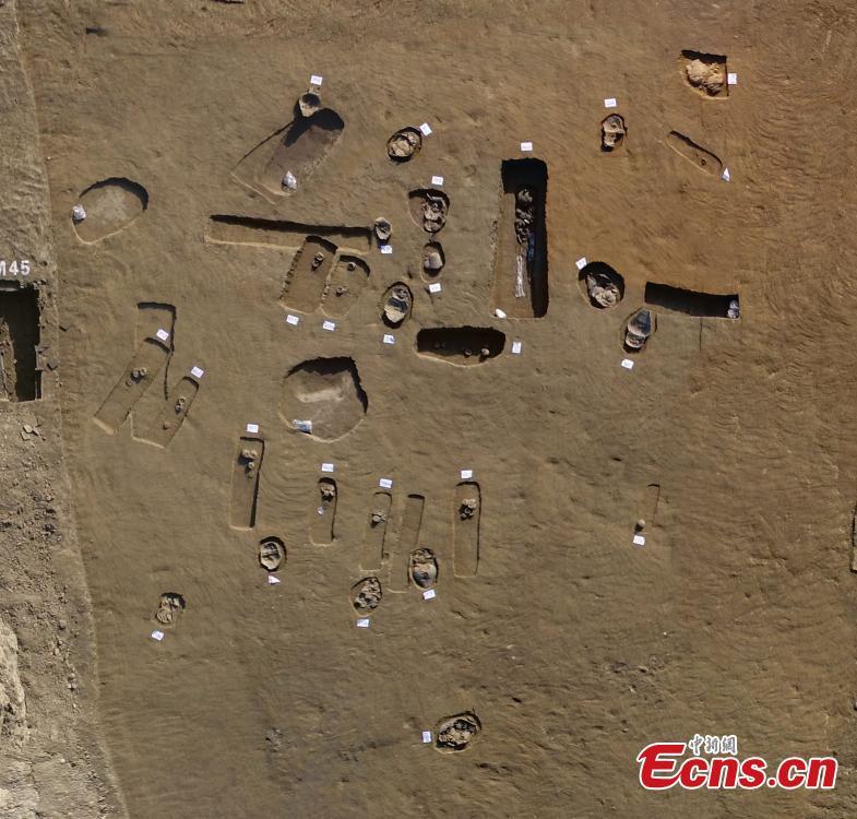 Photo provided by the Chengdu Cultural Relics and Archaeology Research Institute shows excavation work at ruins in Minqiang Village in Chengdu City, Southwest China\'s Sichuan Province. Archaeologists found 38 tombs from the Warring States Period (475?221 BC) in ancient China, including some that were used for minors. (Photo provided to China News Service)