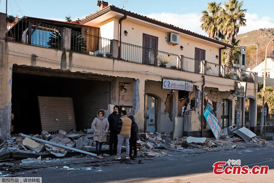 Residents gather outside a damaged building and shop in Zafferana Etnea near Catania on Dec. 26, 2018, after a 4.8-magnitude earthquake hit the area around Europe\'s most active volcano Mount Etna. The quake was the strongest in the region after Mount Etna erupted on Dec. 24. It injured four people, damaged old buildings and forced the closure of part of a highway running along the sea, Italian civil protection authorities said. (Photo/Agencies)