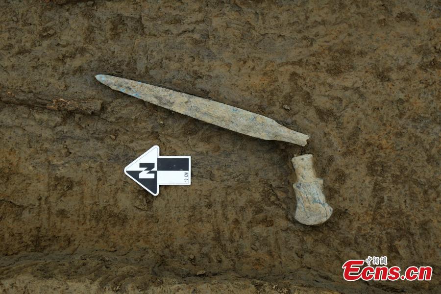 Photo provided by the Chengdu Cultural Relics and Archaeology Research Institute shows excavation work at ruins in Minqiang Village in Chengdu City, Southwest China\'s Sichuan Province. Archaeologists found 38 tombs from the Warring States Period (475?221 BC) in ancient China, including some that were used for minors. (Photo provided to China News Service)