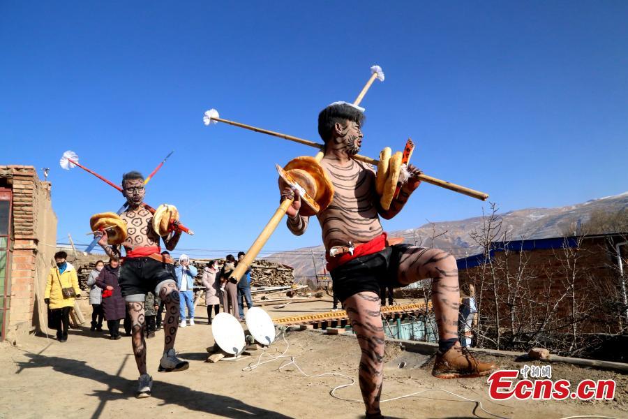 People of the Tu ethnic group perform the Wutu dance during a ceremony at Nianduhu village in Tongren County, Northwest China\'s Qinghai Province, December 26, 2018. The annual ceremony is held, between Nov. 5 to 20 in the lunar calendar, to dispel disease and exorcise evils. In ancient Chinese dialects, \