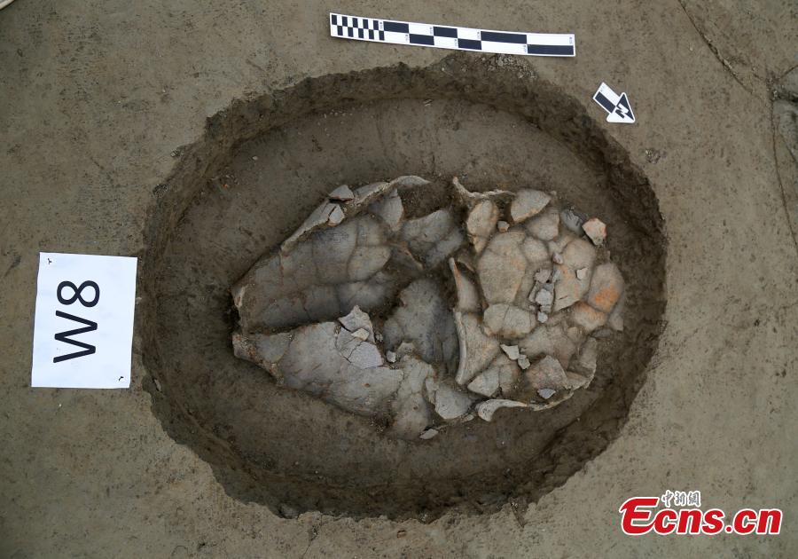 Photo provided by the Chengdu Cultural Relics and Archaeology Research Institute shows excavation work at ruins in Minqiang Village in Chengdu City, Southwest China\'s Sichuan Province. Archaeologists found 38 tombs from the Warring States Period (475?221 BC) in ancient China, including some that were used for minors. (Photo provided to China News Service)