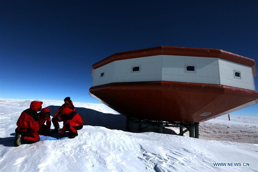 Chinese researchers for China\'s 35th Antarctic expedition discuss the work plans at China\'s Taishan Station in Antarctica, Dec. 26, 2018. China started on Wednesday the work of the second phase for the Taishan Station in Antarctica. (Xinhua/Liu Shiping)