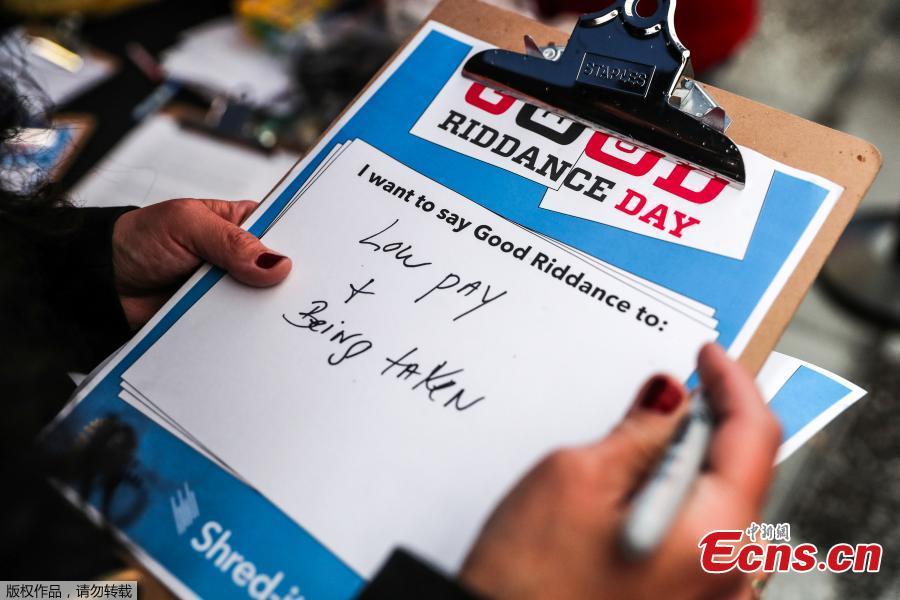 A person writes down a bad memory during the National Good Riddance day ceremonial shredding of bad memories of 2018 in Times Square in the Manhattan borough of New York, U.S., Dec. 28, 2018. (Photo/Agencies)