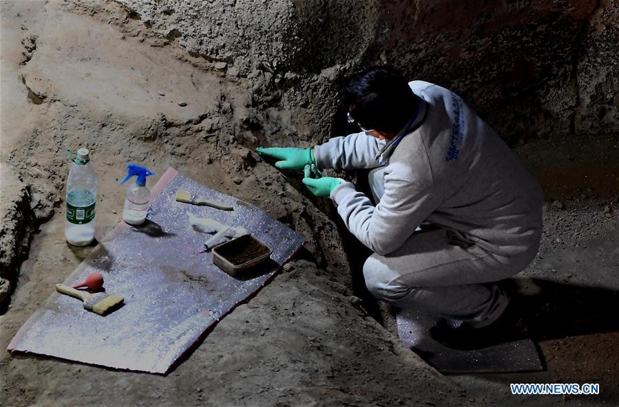 Picture taken on Dec. 11, 2018 shows a specialist working at the foundation of a Neolithic house in the Dahe Village relic site museum in Zhengzhou, capital of central China\'s Henan Province. The foundations of a Neolithic house that has stood for over 5,000 years in central China\'s Henan Province will be examined and reinforced 46 years after they were unearthed. The four-bedroom home is part of the Neolithic Yangshao culture, dating back 7,000 years. (Xinhua/Li An)