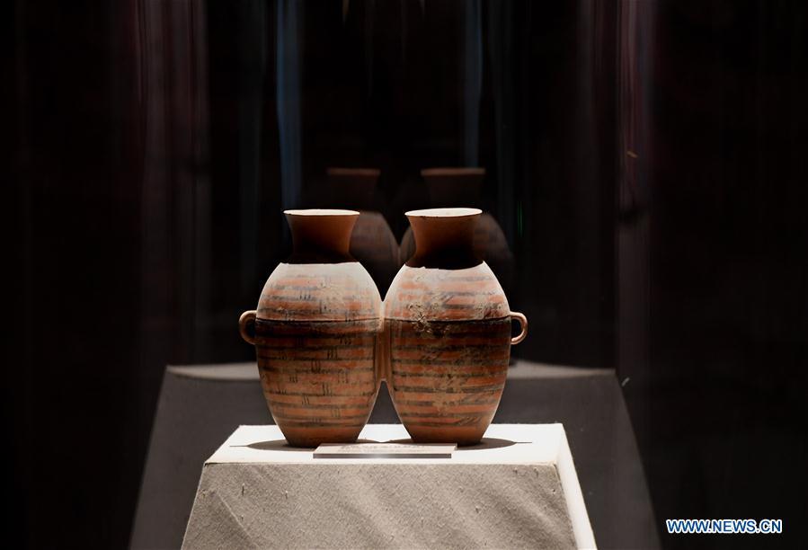 Picture taken on Dec. 11, 2018 shows the replica of a pottery ware in the Dahe Village relic site museum in Zhengzhou, capital of central China\'s Henan Province. The foundations of a Neolithic house that has stood for over 5,000 years in central China\'s Henan Province will be examined and reinforced 46 years after they were unearthed. The four-bedroom home is part of the Neolithic Yangshao culture, dating back 7,000 years. (Xinhua/Li An)