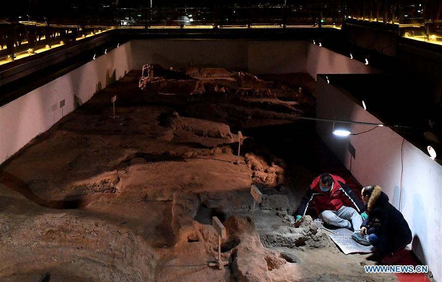 Picture taken on Dec. 11, 2018 shows specialists working at the foundation of a Neolithic house in the Dahe Village relic site museum in Zhengzhou, capital of central China\'s Henan Province. The foundations of a Neolithic house that has stood for over 5,000 years in central China\'s Henan Province will be examined and reinforced 46 years after they were unearthed. The four-bedroom house is part of the Neolithic Yangshao culture, dating back 7,000 years. (Xinhua/Li An)