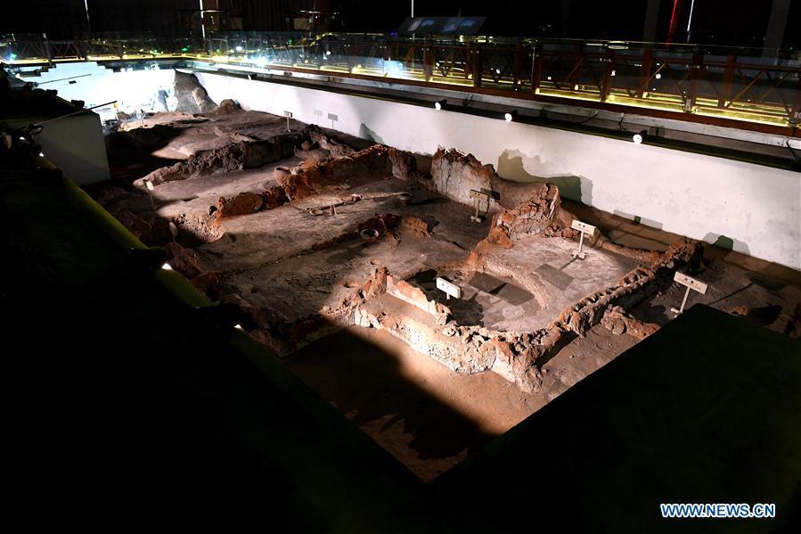 Picture taken on Dec. 11, 2018 shows the foundation of a Neolithic house in the Dahe Village relic site museum in Zhengzhou, capital of central China\'s Henan Province. The foundations of a Neolithic house that has stood for over 5,000 years in central China\'s Henan Province will be examined and reinforced 46 years after they were unearthed. The four-bedroom home is part of the Neolithic Yangshao culture, dating back 7,000 years. (Xinhua/Li An)