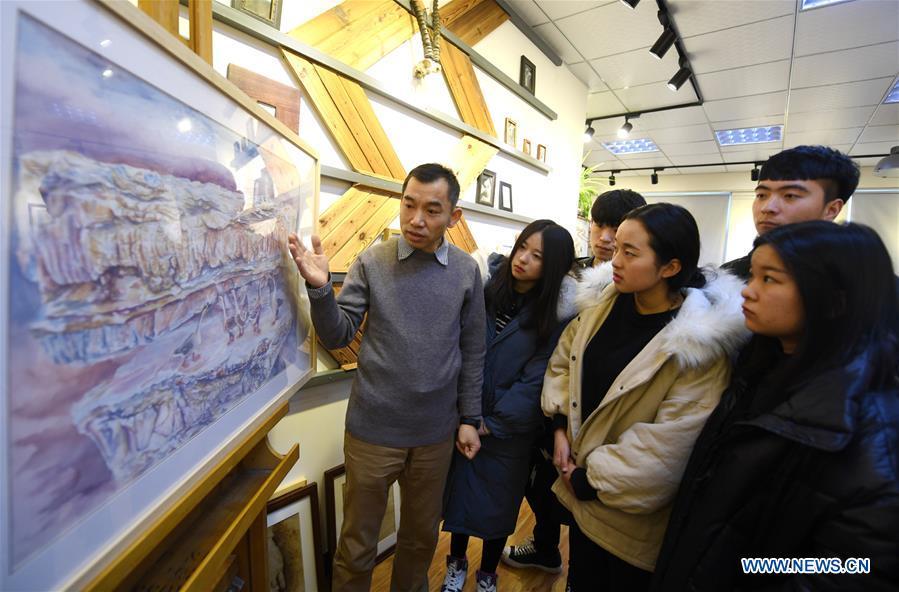 Zhang Pengjun (1st L) teaches students the technique of pyrograph at Hebei College of Industry and Technology in Shijiazhuang, north China\'s Hebei Province, Dec. 28, 2018. The college takes intangible cultural heritages such as techniques of pyrograph and inner painting into school courses in recent years. (Xinhua/Xue Dongmei)