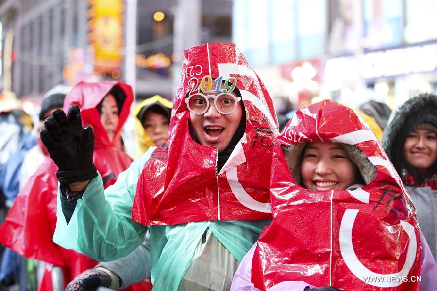 People wait for the New Year celebration on Times Square in New York, the United States, on Dec. 31, 2018. (Xinhua/Wang Ying)