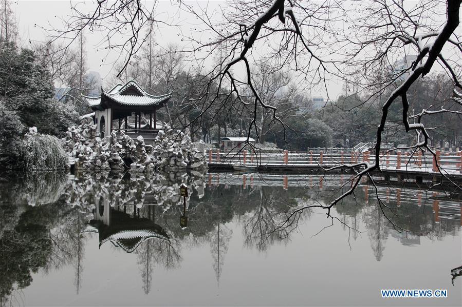 Photo taken on Dec. 31, 2018 shows the snow scenery at Jinghu Park in Wuhu City, east China\'s Anhui Province. (Xinhua/Sun Bingchun)