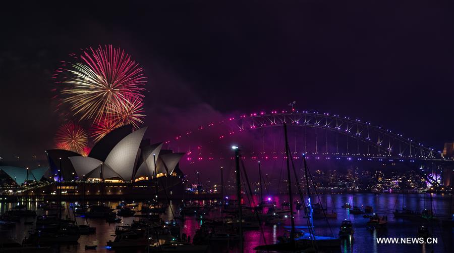 Fireworks explode during the New Year\'s Eve celebrations in Sydney, Australia, Dec. 31, 2018. (Xinhua/Zhu Hongye)