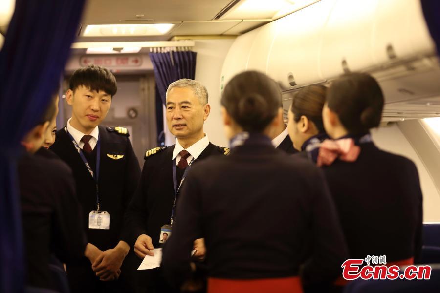 Veteran pilot Yang Jianxi talks to crew members onboard an aircraft in Taiyuan, Shanxi Province, Jan. 1, 2019. Since starting his career in 1976, Yang has amassed more than 27,000 hours of total flight time with no errors on his record. In 2018, he was awarded the Outstanding Pilot medal by the Civil Aviation Administration of China, highest honor for a Chinese civil aviation pilot. (Photo: China News Service/Zhang Yun)