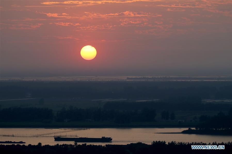 The sunrise scenery is seen in Xuyi County of east China\'s Jiangsu Province, Jan. 1, 2019, as the sun rises over the eastern horizon at the first day of 2019. (Xinhua/Zhou Haijun)