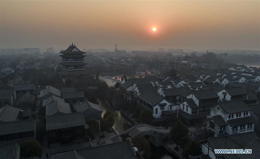 The sunrise scenery is seen in Tai\'erzhuang ancient town of Zaozhuang City, east China\'s Shandong Province, Jan. 1, 2019, as the sun rises over the eastern horizon at the first day of 2019. (Xinhua/Gao Qimin)