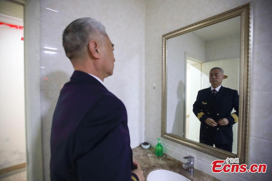 Veteran pilot Yang Jianxi prepares for his first flight in 2019 at an airport in Taiyuan, Shanxi Province, Jan. 1, 2019. Since starting his career in 1976, Yang has amassed more than 27,000 hours of total flight time with no errors on his record. In 2018, he was awarded the Outstanding Pilot medal by the Civil Aviation Administration of China, highest honor for a Chinese civil aviation pilot. (Photo: China News Service/Zhang Yun)