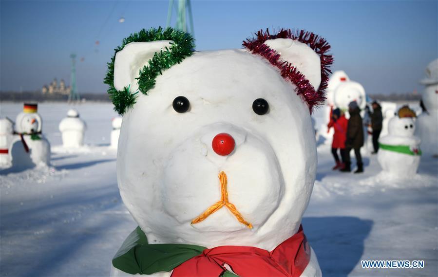 Photo taken on Jan. 2, 2019 shows a snowman on the riverbank of Songhua River in Harbin, capital of northeast China\'s Heilongjiang Province. Altogether 2,019 cute snowmen were displayed here to greet the year 2019. (Xinhua/Wang Jianwei)