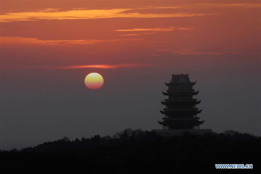 The sunrise scenery is seen in Xuyi County of east China\'s Jiangsu Province, Jan. 1, 2019, as the sun rises over the eastern horizon at the first day of 2019. (Xinhua/Zhou Haijun)