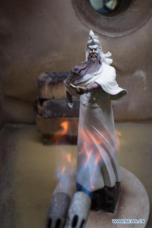 A craftsman makes copper artwork at a factory workshop in Jiande City, east China\'s Zhejiang Province, Jan. 2, 2019. A traditional sanitary ware production company, Tong Shifu, meaning Copper Master, has converted itself into an enterprise that designs and makes copper artwork in collaboration with museum, cartoon firm and artist\'s studio. With the annual output reaching 500 million yuan (about 72.9 million U.S. dollars), the company has succeeded in industrial transformation. (Xinhua/Weng Xinyang)