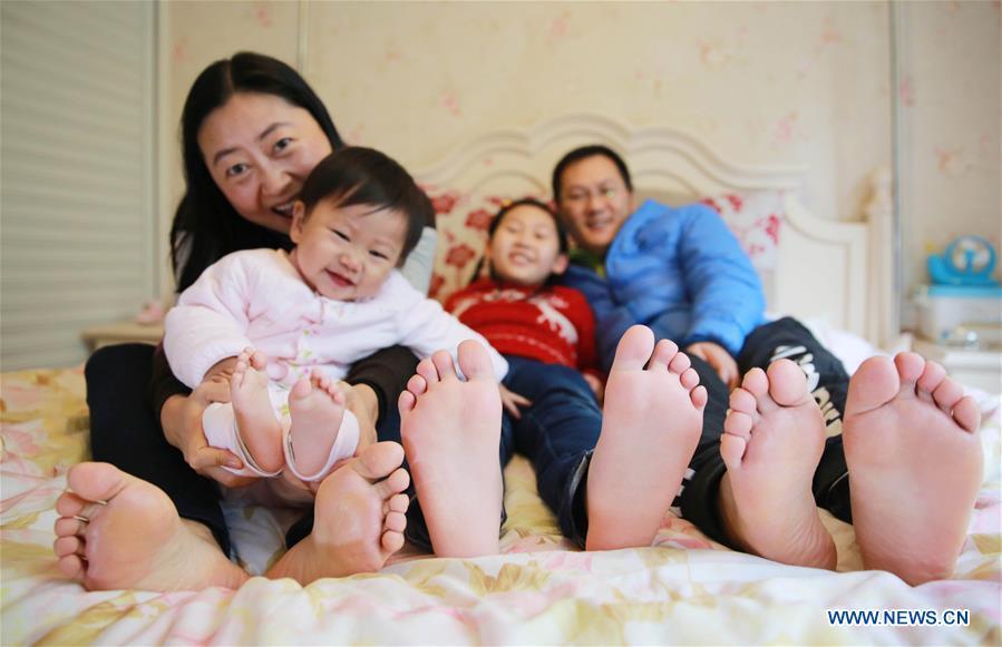 Sisters Zhao Ziru (2nd R), Zhao Youran and their parents pose for the photo at home in Jiangyang District of Luzhou City, southwest China\'s Sichuan Province, Dec. 5, 2015. The 18th Central Committee of the Communist Party of China (CPC) held the third plenary session in November, 2013. In the five years since then, China\'s reform momentum had been particularly strong as the CPC decided to advance reform in all aspects during the meeting. Since the third plenary session, Chinese President Xi Jinping has presided over at least 45 high-profile meetings on advancing reforms, during which 400 documents and 1,932 reform plans have been launched. As a result, China\'s reform has been expanded from the economic field to a broad sphere including administrative management, culture, society, ecological conservation, Party building, and the military. (Xinhua/Liu Xueyi)