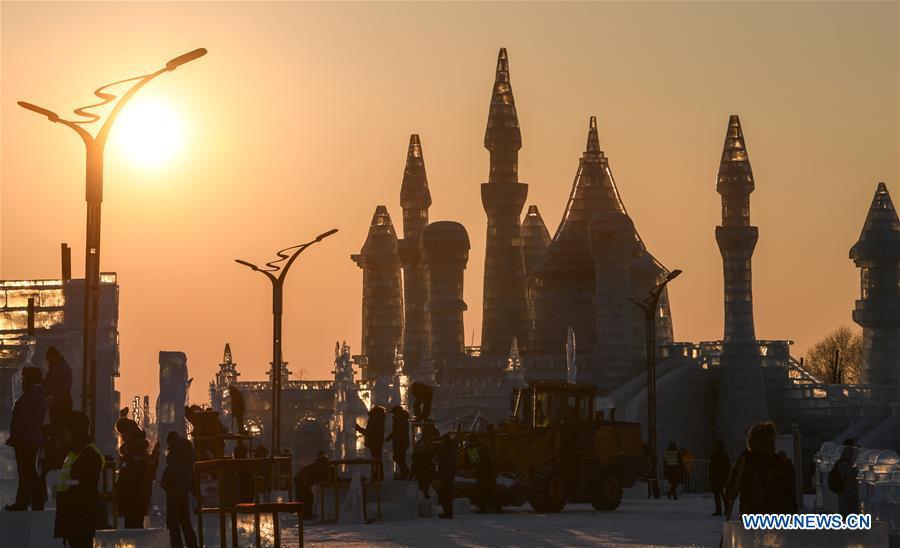 Contestants work on ice sculptures during an international ice sculpture competition in Harbin, capital of northeast China\'s Heilongjiang Province, Jan. 2, 2019. A total of 16 teams from 12 countries and regions took part in the competition. (Xinhua/Wang Song)
