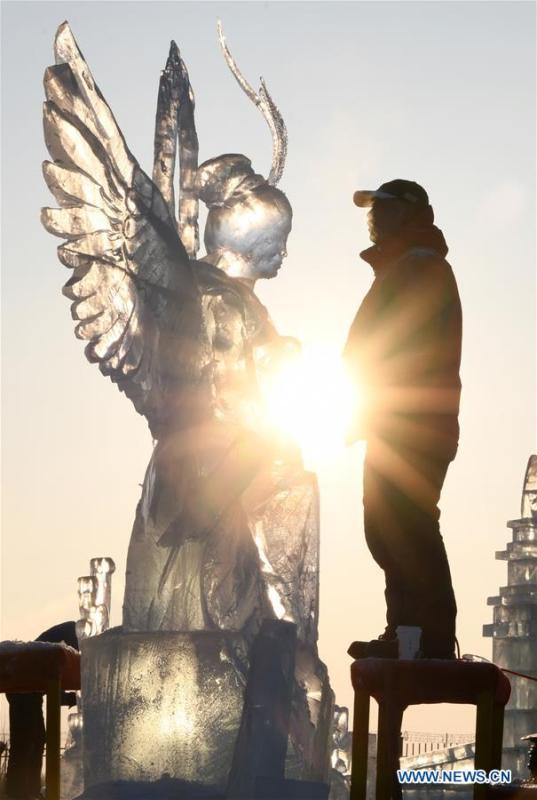 A contestant carves an ice sculpture during an international ice sculpture competition in Harbin, capital of northeast China\'s Heilongjiang Province, Jan. 2, 2019. A total of 16 teams from 12 countries and regions took part in the competition. (Xinhua/Wang Jianwei)