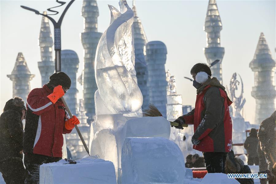 Contestants carve an ice sculpture during an international ice sculpture competition in Harbin, capital of northeast China\'s Heilongjiang Province, Jan. 2, 2019. A total of 16 teams from 12 countries and regions took part in the competition. (Xinhua/Wang Song)