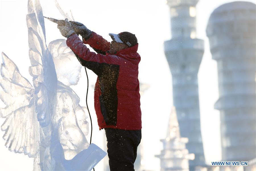 A contestant carves an ice sculpture during an international ice sculpture competition in Harbin, capital of northeast China\'s Heilongjiang Province, Jan. 2, 2019. A total of 16 teams from 12 countries and regions took part in the competition. (Xinhua/Wang Song)