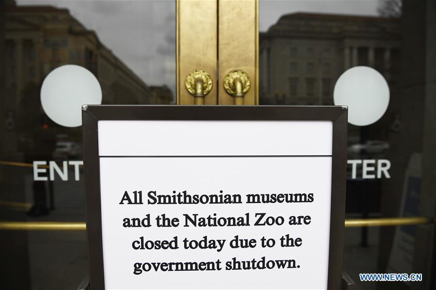 Photo taken on Jan. 2, 2019 shows a notice of closure at the entrance to the Smithsonian National Museum of Natural History in Washington D.C., the United States. The 19 Smithsonian museums and the National Zoo in Washington D.C. closed their doors on Wednesday as the partial U.S. government shutdown dragged on. (Xinhua/Liu Jie)