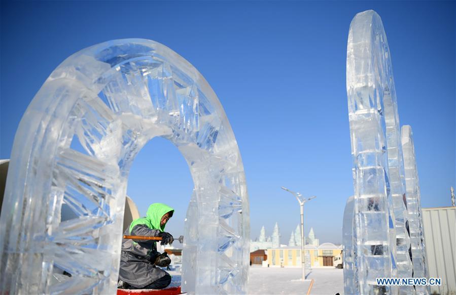 A contestant carves an ice sculpture during an international ice sculpture competition in Harbin, capital of northeast China\'s Heilongjiang Province, Jan. 2, 2019. A total of 16 teams from 12 countries and regions took part in the competition. (Xinhua/Wang Jianwei)