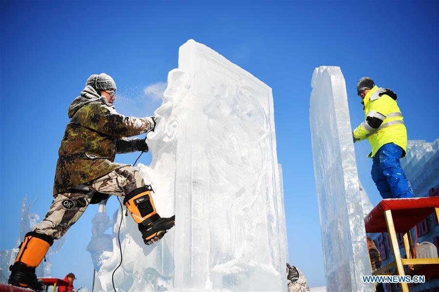Contestants work on ice sculptures during an international ice sculpture competition in Harbin, capital of northeast China\'s Heilongjiang Province, Jan. 2, 2019. A total of 16 teams from 12 countries and regions took part in the competition. (Xinhua/Wang Jianwei)