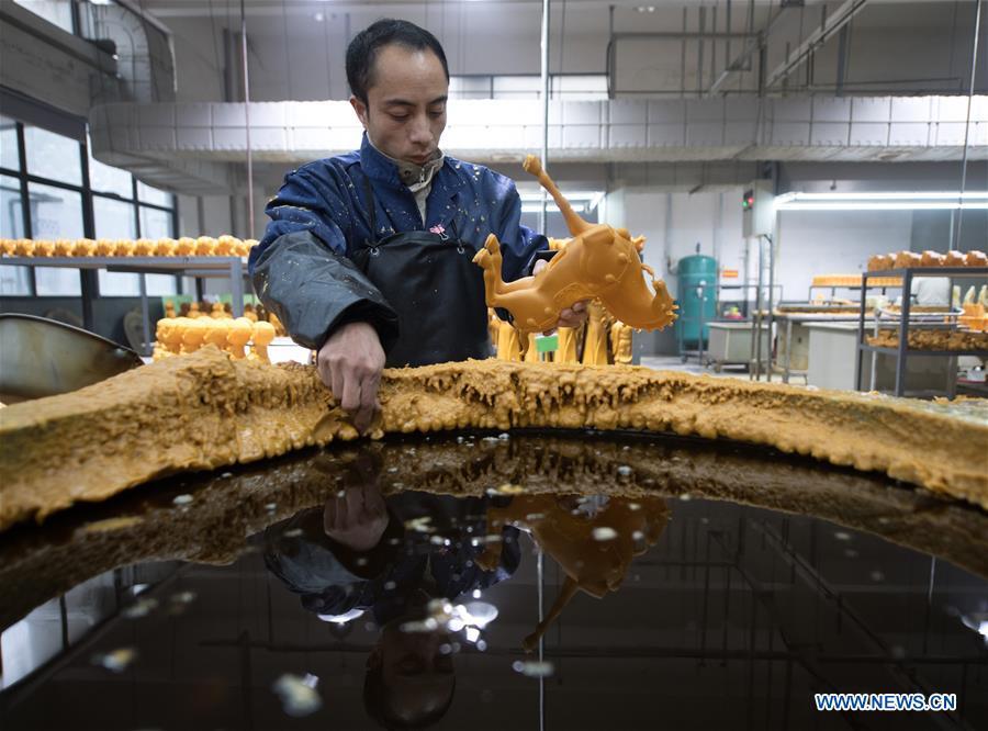 A craftsman makes copper artwork at a factory workshop in Jiande City, east China\'s Zhejiang Province, Jan. 2, 2019. A traditional sanitary ware production company, Tong Shifu, meaning Copper Master, has converted itself into an enterprise that designs and makes copper artwork in collaboration with museum, cartoon firm and artist\'s studio. With the annual output reaching 500 million yuan (about 72.9 million U.S. dollars), the company has succeeded in industrial transformation. (Xinhua/Weng Xinyang)