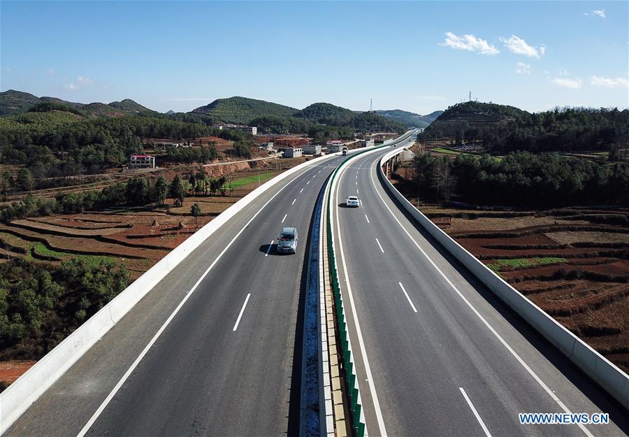 Aerial photo taken on Jan. 3, 2019 shows a part of the Liupanshui-Weining Highway in southwest China\'s Guizhou Province. The Liupanshui-Weining Highway with a highest altitude of 2,260 meters, the highest highway in the province, opened to traffic on Thursday. (Xinhua/He Huan)