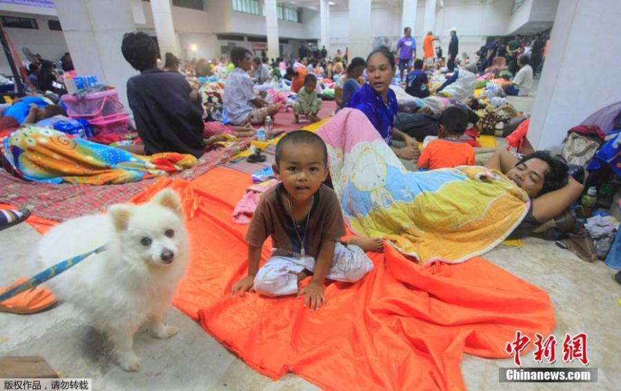 Thai people are settled at an evacuation center in Nakhon Si Thammarat province, Thailand, Thursday, Jan. 3, 2019. Thai weather authorities are warning that a tropical storm will bring heavy rain and high seas to southern Thailand and its famed beach resorts. (Photo/Agencies)