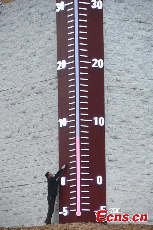 A 11-meter-high outdoor thermometer is put into use at a museum in Chongqing’s Liangjiang New Area, the first national level development area in inland China, Jan. 3, 2019. The LED display shows temperatures real time using data collected from sensors. (Photo: China News Service/Chen Chao)