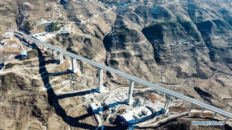 Aerial photo taken on Jan. 3, 2019 shows a part of the Liupanshui-Weining Highway in southwest China\'s Guizhou Province. The Liupanshui-Weining Highway with a highest altitude of 2,260 meters, the highest highway in the province, opened to traffic on Thursday. (Xinhua/Tao Liang)