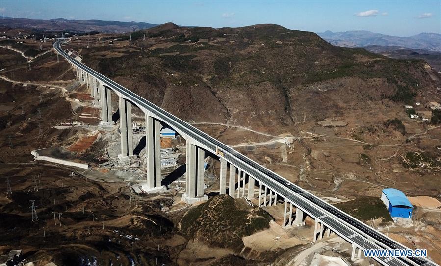 Aerial photo taken on Jan. 3, 2019 shows a part of the Liupanshui-Weining Highway in southwest China\'s Guizhou Province. The Liupanshui-Weining Highway with a highest altitude of 2,260 meters, the highest highway in the province, opened to traffic on Thursday. (Xinhua/Yang Wenbin)