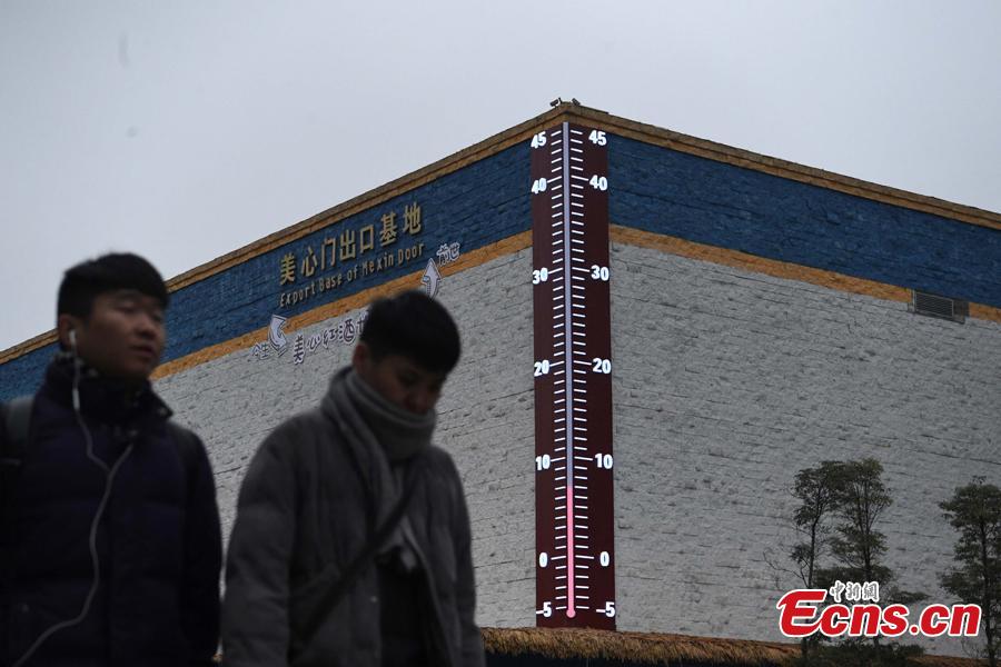 A 11-meter-high outdoor thermometer is put into use at a museum in Chongqing’s Liangjiang New Area, the first national level development area in inland China, Jan. 3, 2019. The LED display shows temperatures real time using data collected from sensors. (Photo: China News Service/Chen Chao)