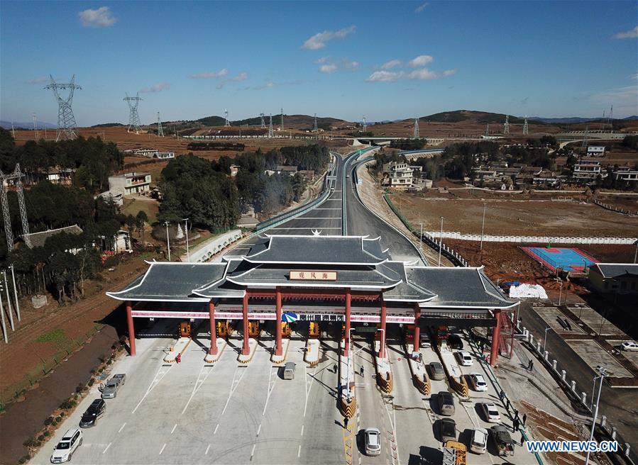 Aerial photo taken on Jan. 3, 2019 shows a toll station on the Liupanshui-Weining Highway in southwest China\'s Guizhou Province. The Liupanshui-Weining Highway with a highest altitude of 2,260 meters, the highest highway in the province, opened to traffic on Thursday. (Xinhua/Yang Wenbin)
